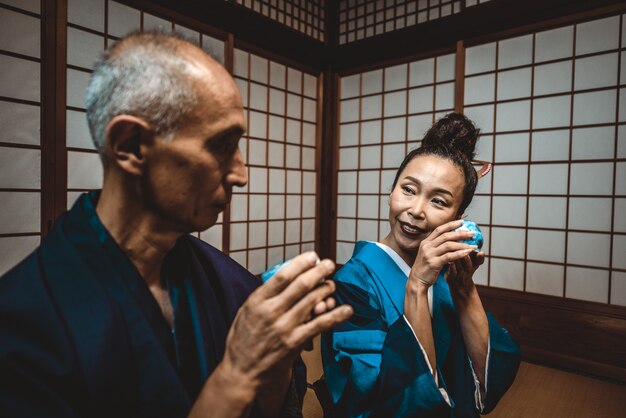 Moments de couple japonais senior dans une maison traditionnelle