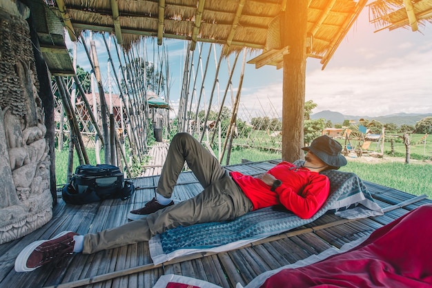 Moments de détente Détente asiatique en plein air sur le lac au coucher du soleil Détendez-vous sur le concept de voyage de vacances