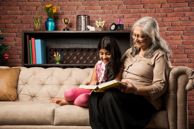 Des moments heureux avec la grand-mère, une dame âgée asiatique indienne qui passe du temps de qualité avec sa petite-fille