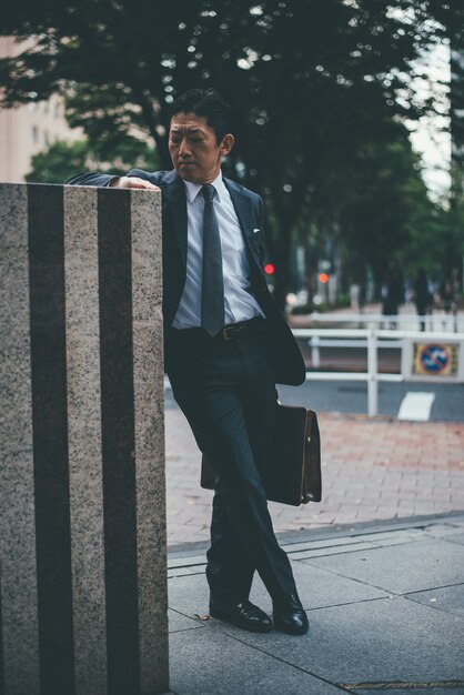 Moments de l'homme d'affaires senior dans les rues de Tokyo