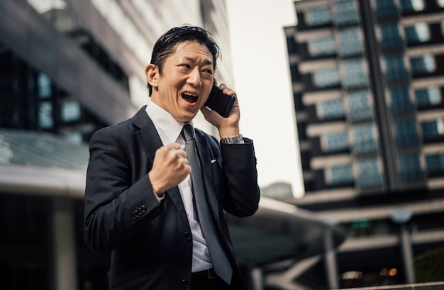 Moments de l'homme d'affaires senior dans les rues de Tokyo