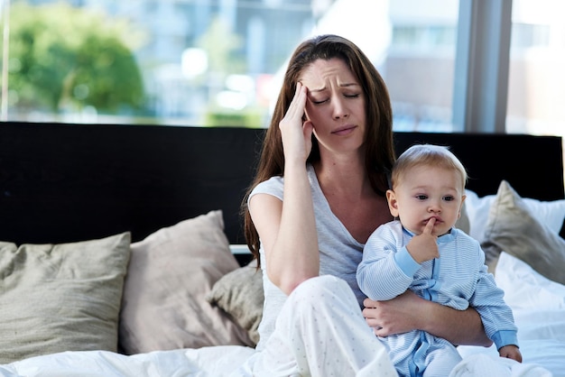 Moments de la maternité Photo d'une mère et de son petit garçon à la maison