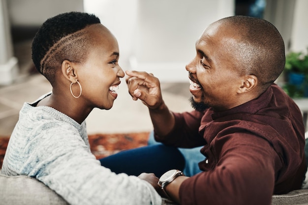 Les moments les plus doux de la vie Photo d'un jeune couple heureux qui passe du temps et se détend ensemble sur un canapé à la maison