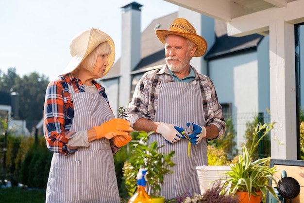 Des Moments Précieux. Couple Déterminé Qui Travaille Dur En Prenant Soin Des Plantes Et Des Fleurs Tout En Travaillant Dans Le Jardin