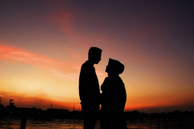 Moments romantiques de deux couples sous le ciel avec coucher de soleil