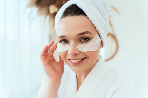 Moments de vie d'une jeune femme à la maison. Femme passant du temps dans la salle de bain en prenant soin d'elle