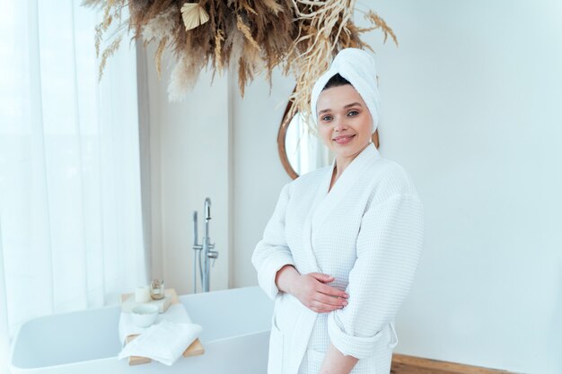 moments de vie d'une jeune femme à la maison femme passant du temps dans la salle de bain