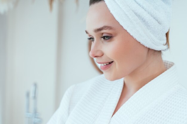 Moments de vie d'une jeune femme à la maison Femme passant du temps dans la salle de bain