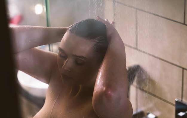 Moments de vie d'une jeune femme à la maison Femme prenant une douche le matin