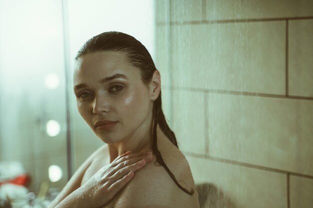 Moments de vie d'une jeune femme à la maison Femme prenant une douche le matin