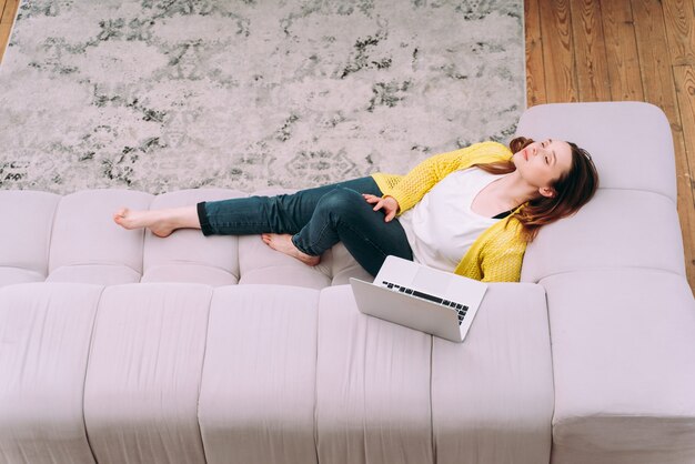 Moments de vie d'une jeune femme à la maison. Femme travaillant à domicile