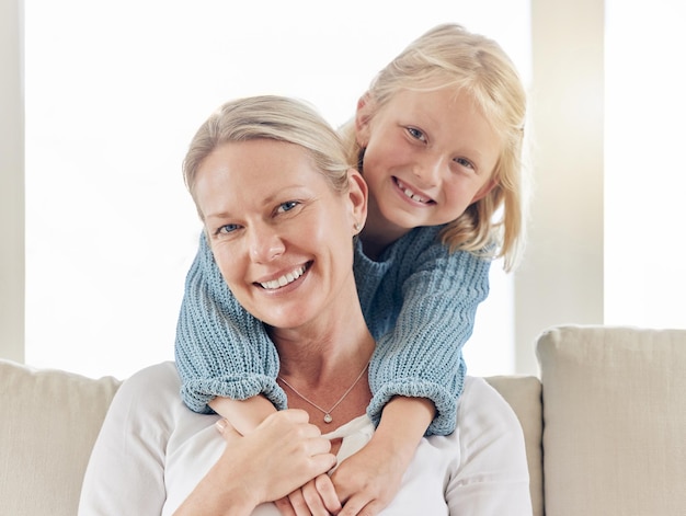 Mommys baby girl Photo d'une jeune mère et sa fille se liant sur le canapé à la maison