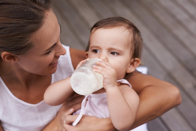 Mommys toujours autour Photo recadrée d'une petite fille avec sa mère