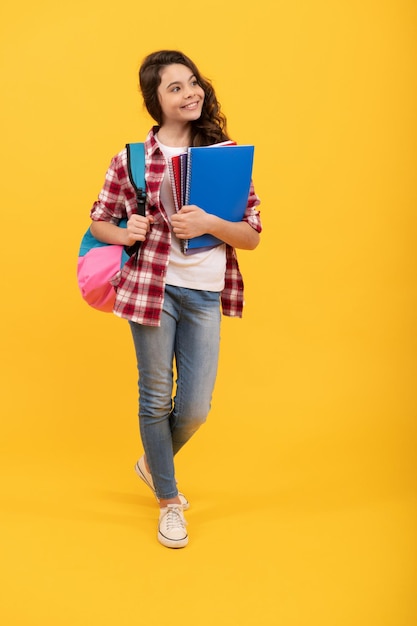 Mon avenir est entre mes mains Un enfant heureux porte des livres et un sac à dos Retour à l'école Éducation scolaire