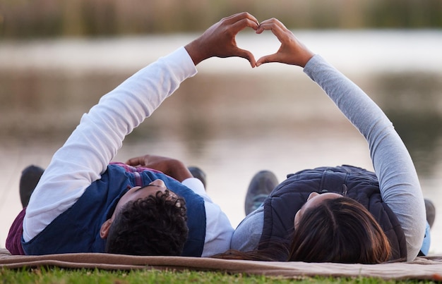 Mon cœur est complet avec toi Photo d'un couple créant une forme de cœur avec ses mains lors d'un voyage de camping