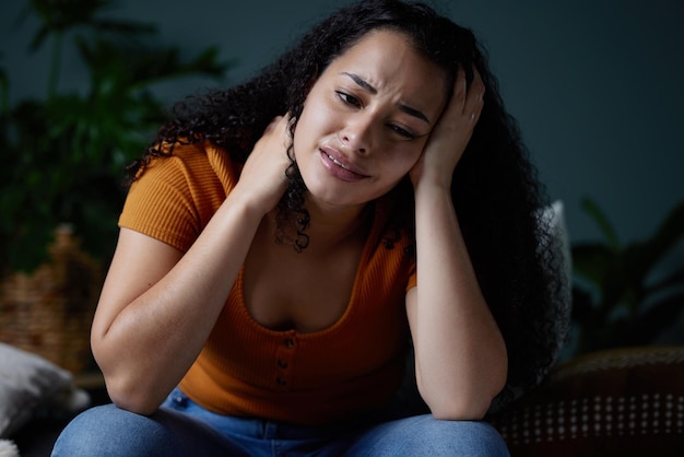 Mon cœur est si lourd Photo d'une jeune femme qui se sent malheureuse à la maison