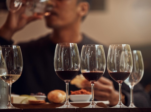 Mon palais connaît une pléthore de saveurs et d'arômes Photo d'un homme dégustant un plateau de fromages et dégustant différents vins