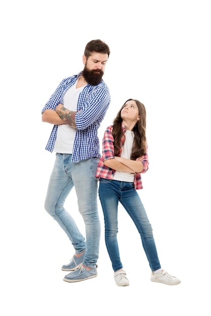 Mon père est un super-héros Être un héros courageux pour une petite fille Soutien et défense Petit enfant et père hipster sur fond blanc Nous sommes une équipe Un père barbu et une petite fille se tiennent dos à dos