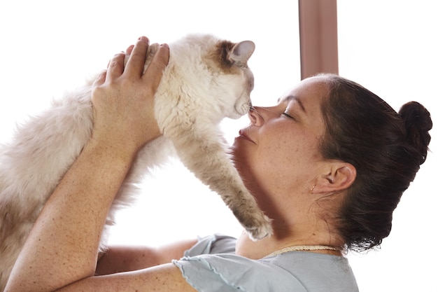 Mon petit ange. Une femme donne de l'affection à son chat.