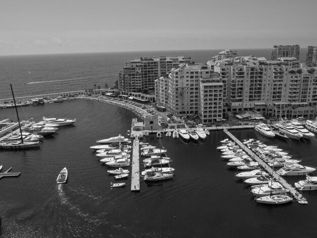 à Monaco