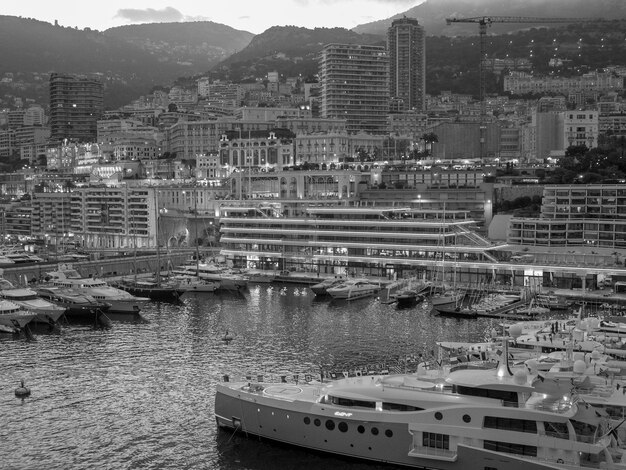 à Monaco