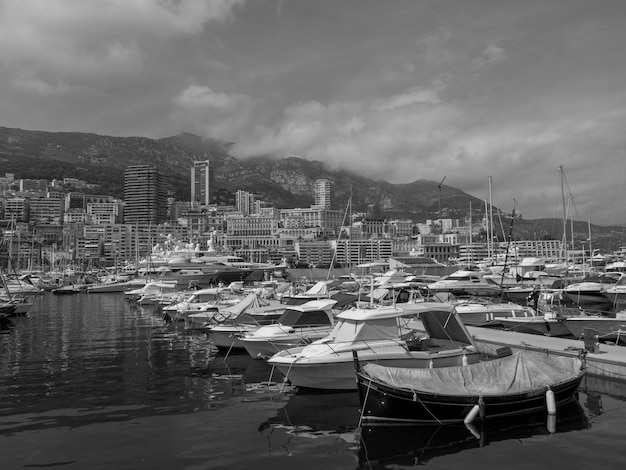 à Monaco