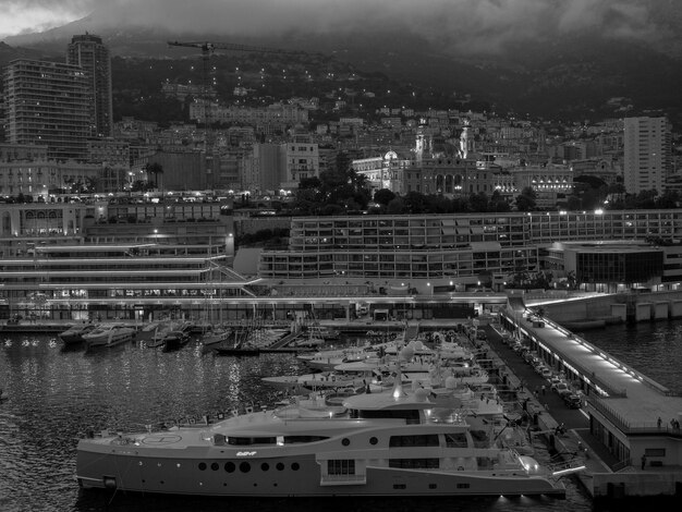 à Monaco