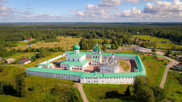 Monastère AlexanderSvirsky dans la région de Leningrad belles images aériennes d'été Haute qualité