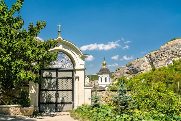 Photo le monastère de l'assomption des grottes à bakhchisarai en crimée europe