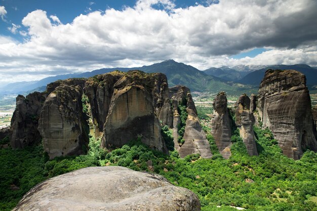 Monastère au sommet de la roche dans Meteora Grèce