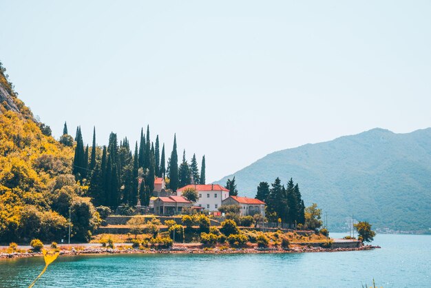 Monastère de banja au monténégro dans la baie de kotor