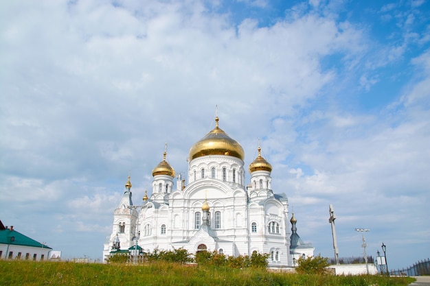 Le monastère de Belogorsky sur fond de ciel bleu avec des nuages