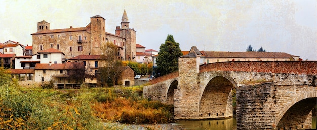 Monastère et château de Bormida dans la région d'Asti dans le Piémont, au nord de l'Italie. Image de style rétro