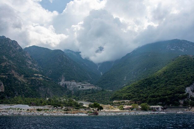 Un monastère chrétien orthodoxe sur une colline du mont Athos en Grèce avec ciel couvert de nuages
