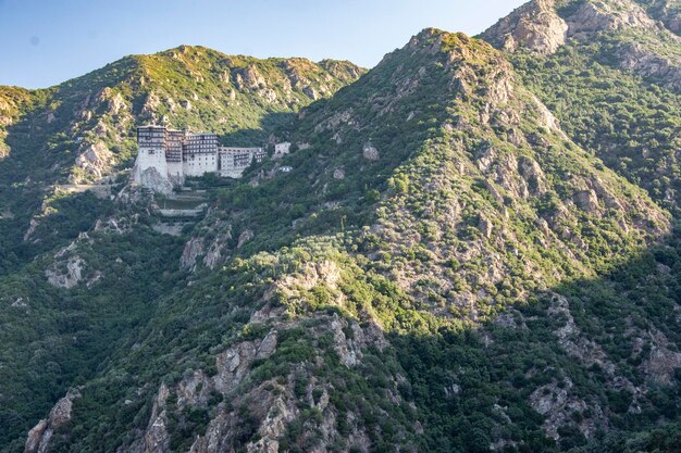 Un monastère chrétien orthodoxe se trouve à flanc de montagne au Mont Athos