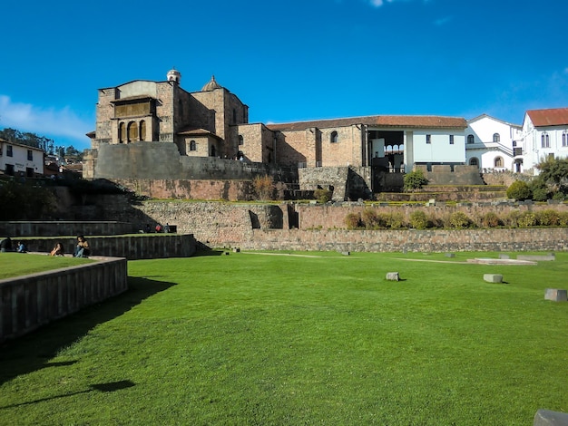 monastère construit en pierre et en argile