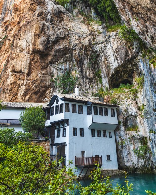 Monastère de derviche ou tekke à la source de la rivière Buna dans la ville de Blagaj