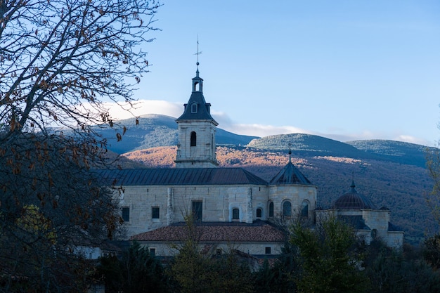 Monastère entouré d'arbres et de montagnes