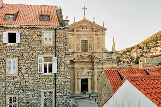 Monastère franciscain dans la vieille ville de Dubrovnik, en Croatie. Les gens en arrière-plan