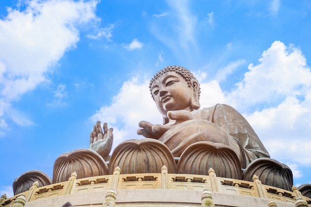 Le monastère isolé de Po Lin, caché par les montagnes luxuriantes