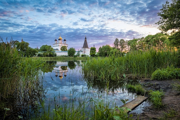 Monastère Joseph Volokolamsk se reflétant dans l'étang