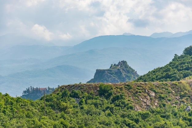 Un monastère médiéval au sommet d'une montagne