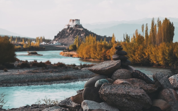 monastère sur la montagne au Ladakh Inde