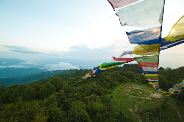 Monastère de montagne Namo Buddha, drapeaux bouddhistes à Nagarkot, Népal