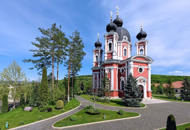 Monastère orthodoxe Curchi en Moldavie avec des arbres verts et ciel bleu