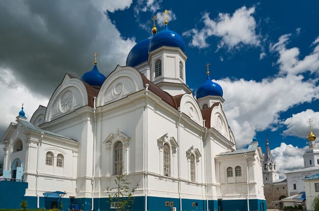 Monastère orthodoxe dans le village de Bogolyubovo, oblast de Vladimir. Russie. Cathédrale de Bogolyubsk icône de la Mère de Dieu