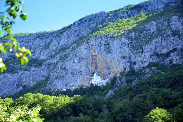 Le monastère d'Ostrog est un monastère de l'église orthodoxe serbe dédié à saint Basile d'Ostro.