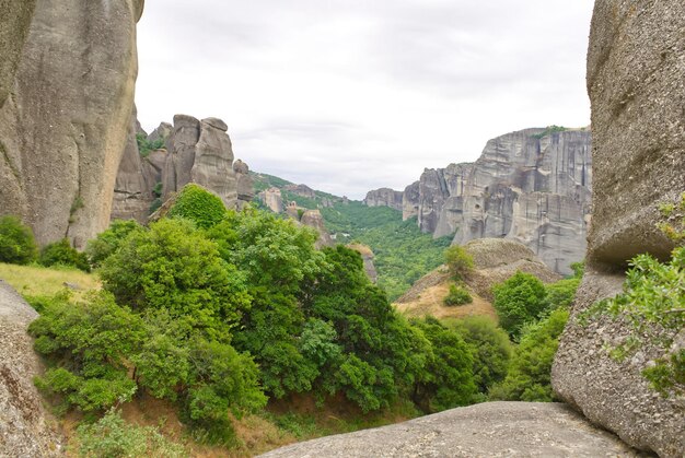 Monastère de pierre dans les montagnes Kalabaka Grèce journée nuageuse d'été dans la vallée de montagne des Météores