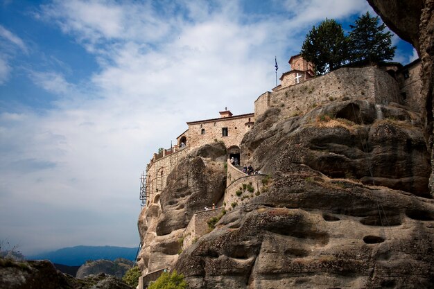 Monastère sur la pierre de meteora contre ciel nuageux