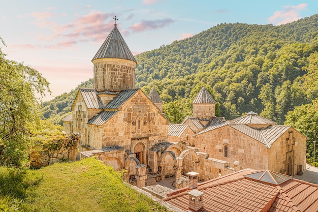 Photo le monastère rénové de haghartsin fondé au xie siècle est un exemple classique de l'architecture arménienne situé près de dilijan